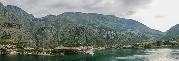 Bergen in de panorama van de stad van Kotor — Stockfoto