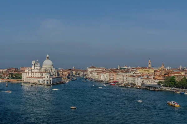 Liggande byggnader och båtar i Venedig — Stockfoto