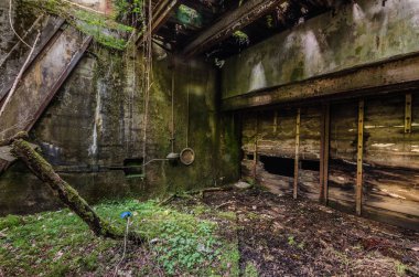 bir fabrikada terk edilmiş savak