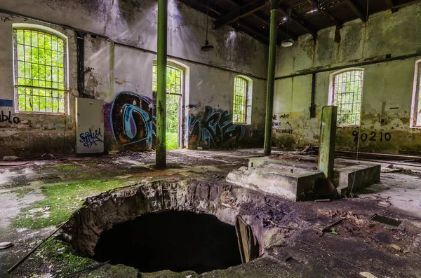 Groot gat in het plafond van de fabriek — Stockfoto