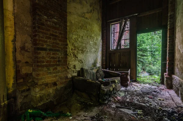 Divano in una vecchia fabbrica — Foto Stock