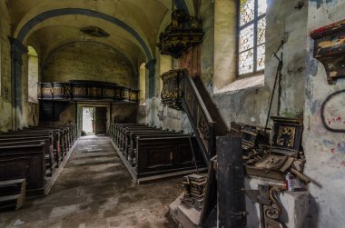 terk edilmiş kırık kilise