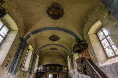 terkedilmiş kilise tavan