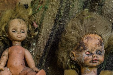 terk edilmiş fabrikada iki bebek