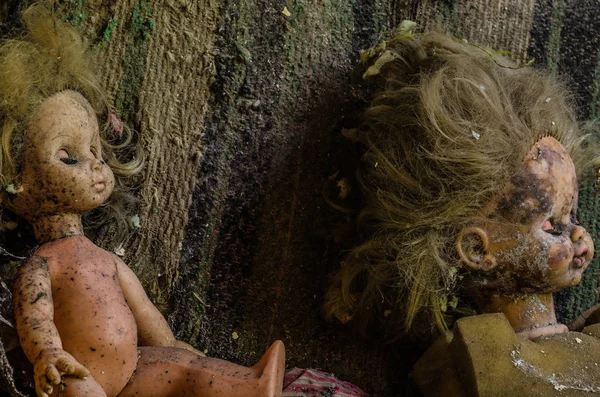 Старые куклы вид сбоку — стоковое фото