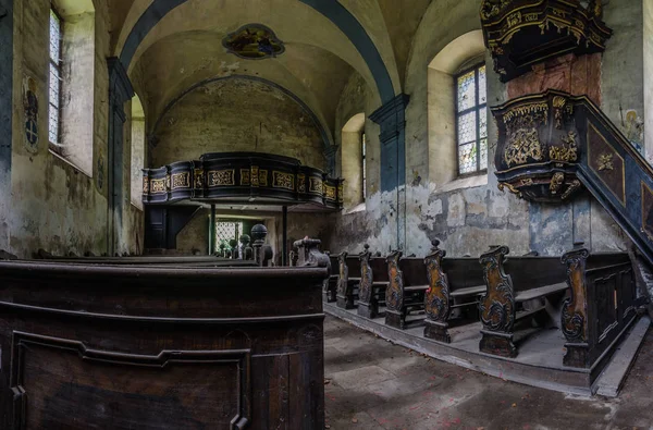 Opuštěného kostela vchod panorama — Stock fotografie