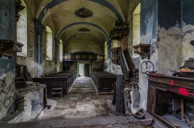 Kilise giriş terk edilmiş