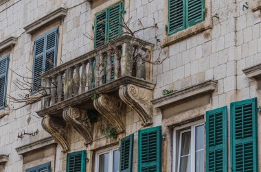 Kotor evinin çürümüş balkon