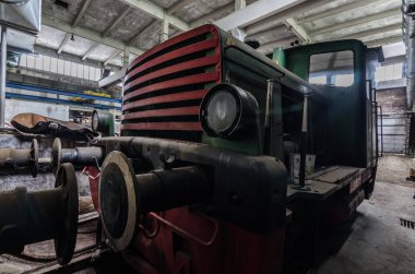 terk edilmiş bir kağıt fabrikası ön vagon