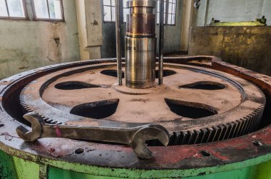 şanzıman fabrika binası içinde çatal anahtarı