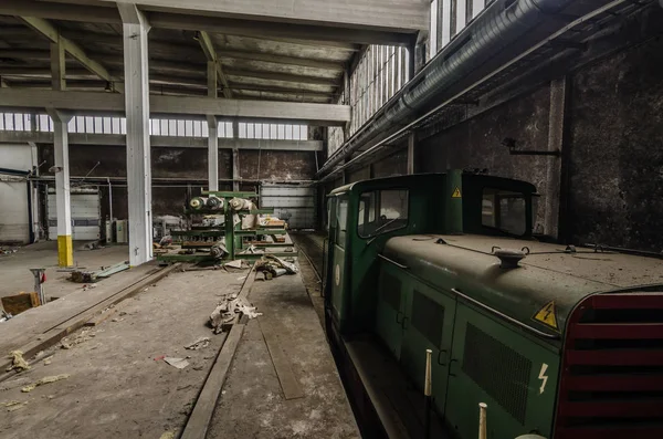 Verlassene Papierfabrik mit alten Triebwagen — Stockfoto