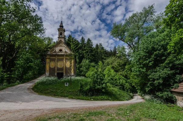 Antigua iglesia en el bosque y las montañas — Foto de Stock