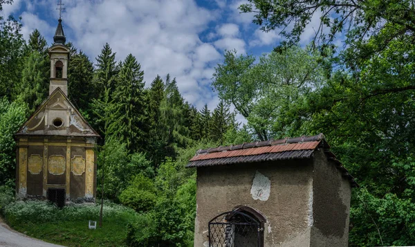 Igreja velha e edifícios em panorama florestal — Fotografia de Stock