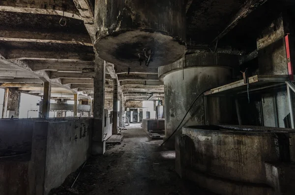 Bir terk edilmiş kağıt fabrikası salonunda — Stok fotoğraf