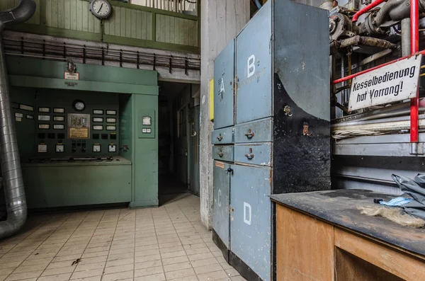Sala de calderas en fábrica abandonada — Foto de Stock