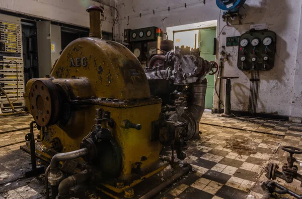 Žlutá generátor z továrny — Stock fotografie