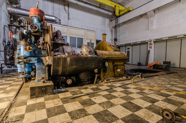 Motor amarelo no edifício da fábrica — Fotografia de Stock