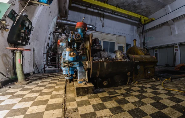 Motor amarelo em um panorama de fábrica — Fotografia de Stock