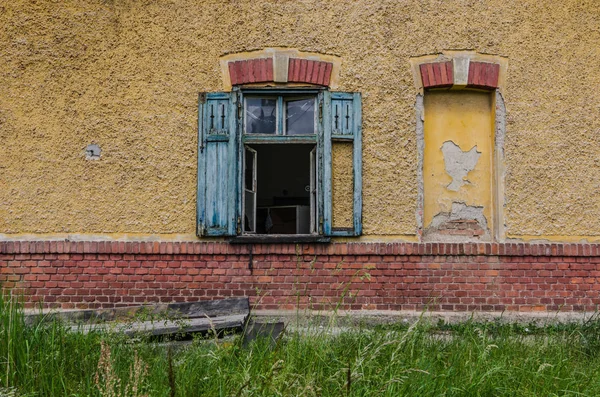 Janela da estação ferroviária abandonada — Fotografia de Stock
