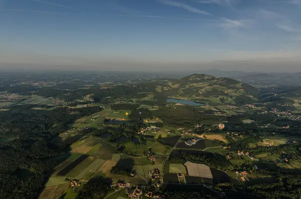 Paysage vert et ciel d'en haut — Photo