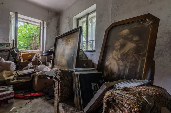 버려진 집에서 오래 된 사진 — 스톡 사진
