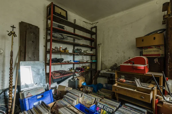 Vinyl records in old house — Stock Photo, Image