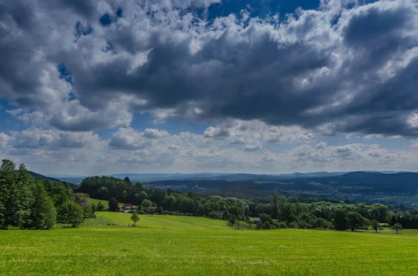 Grüne Landschaft mit Wolken am Himmel — Stockfoto