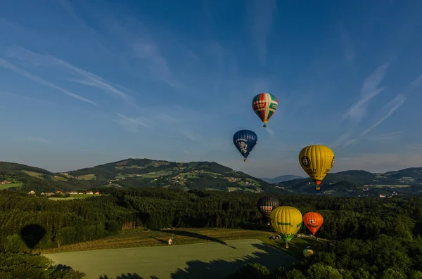 Färgglada Luftballonger lyfter — Stockfoto
