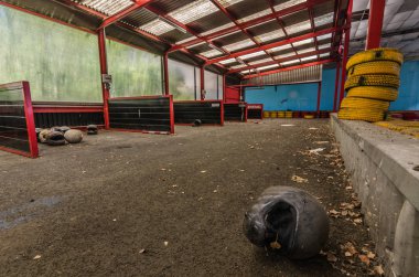 bir kart pistinde boks ve kask