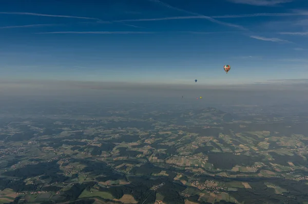 Ballons colorés dans le ciel — Photo