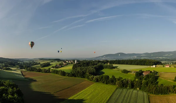 Pole a balónky v panoramatu krajiny — Stock fotografie