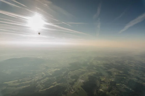 Сонце і повітряна куля в небі — стокове фото