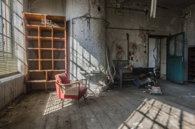 Fabrika odasında kırmızı koltuk.