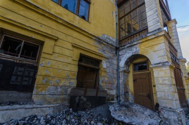 Eski bir villanın girişi