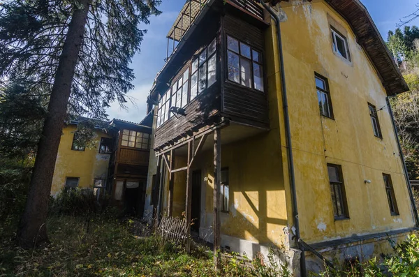 Villa con balcón de madera — Foto de Stock