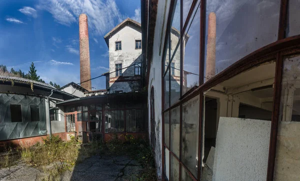 Fabrikgebäude mit Schornstein und Spiegelpanorama — Stockfoto