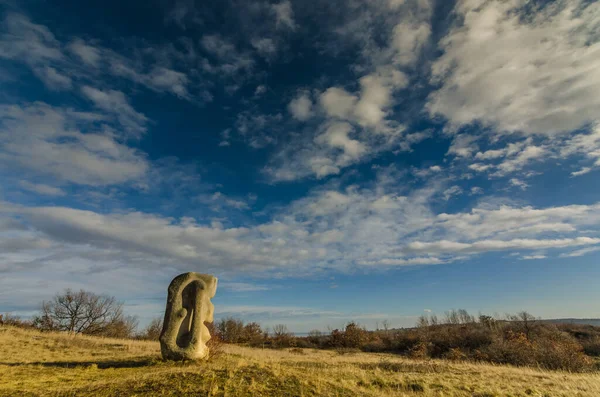 Figura de piedra con cielo y nubes — Foto de Stock