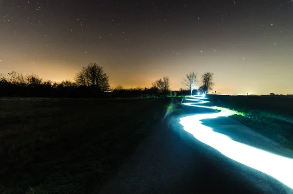 Licht schilderstuk op een straat met sterrenhemel — Stockfoto