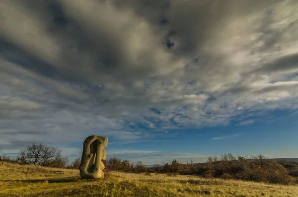 Figura de pedra e belas nuvens — Fotografia de Stock