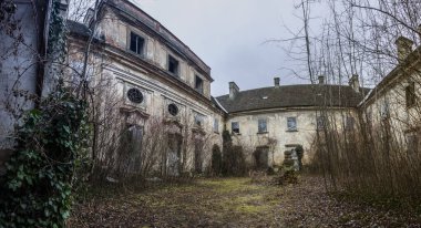 Eski bir şatonun avlusunda