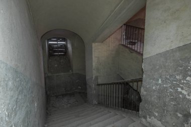 Terk edilmiş bir şatoda kasası olan merdiven.