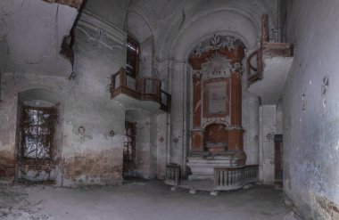 Sunak panoraması olan terk edilmiş kilise.