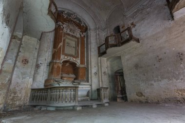 Terk edilmiş kilise manzarası