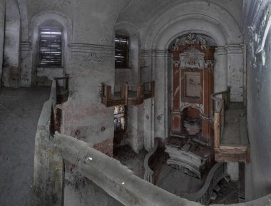 Terk edilmiş kilise manzarası yukarıdan