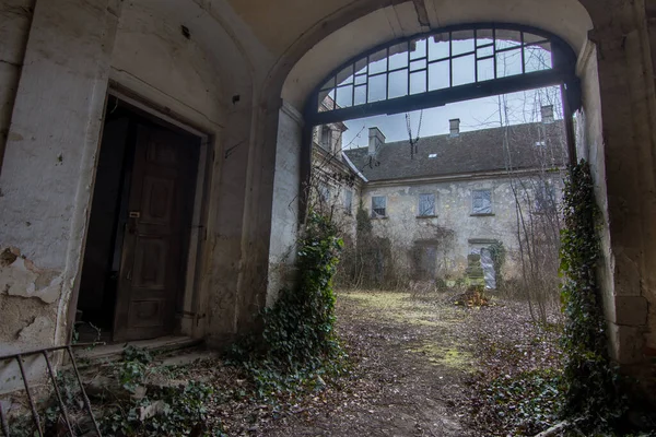 Área de entrada com portão de um castelo — Fotografia de Stock