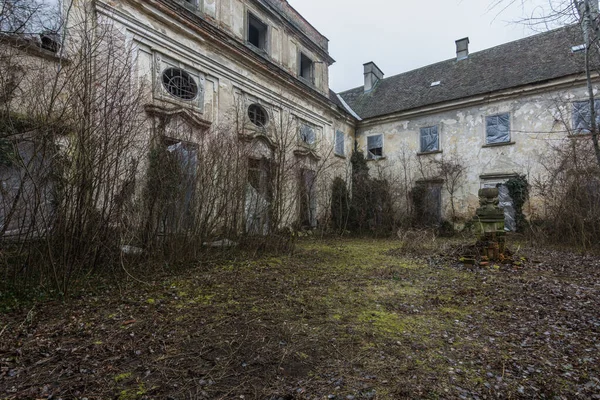 Innenhof von einem alten Schloss — Stockfoto