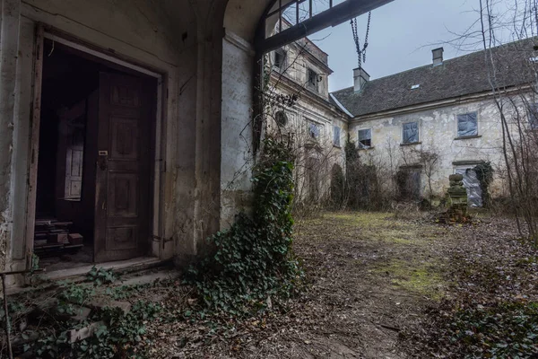 Innergård från ett övergivet slott — Stockfoto