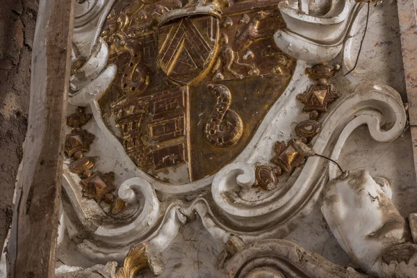 Altar com decorações de ouro em uma capela do castelo — Fotografia de Stock