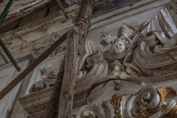 Figuren mit Dekorationen in einer Burgkapelle — Stockfoto