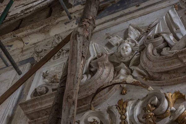 Figures with decorations in a castle chapel — Stock Photo, Image